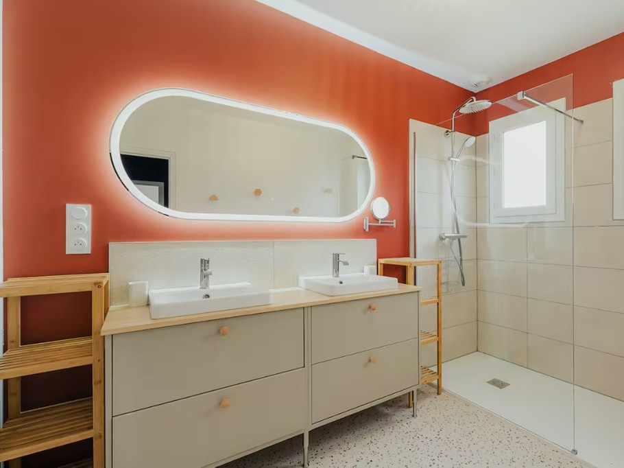 Salle d'eau avec douche grande dimension et meuble double vasque au 1er étage