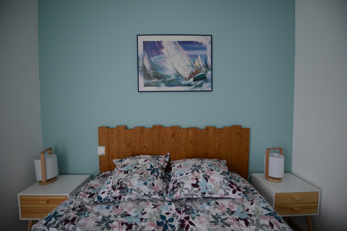 Chambre 1 avec lit 160 et salle d'eau privative - Maison de plain-pied équipée PMR - Location de vacances - Ploudalmézeau - Maison Roscaroc Aubertin