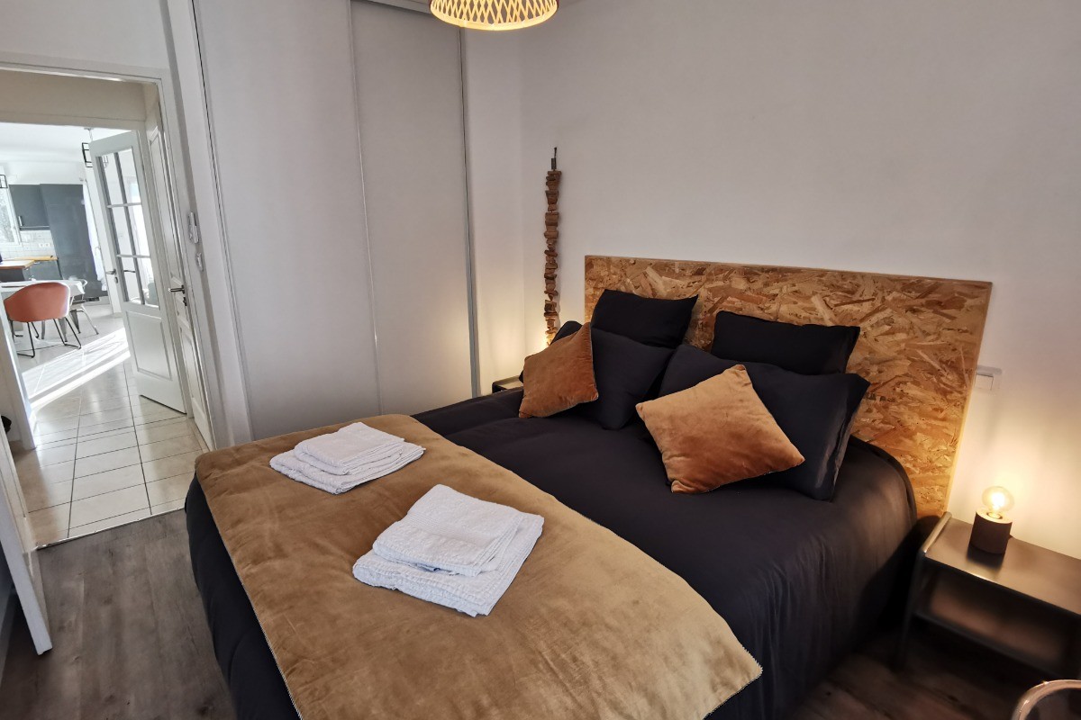 Les deux chambres sont séparées de la pièce de vie