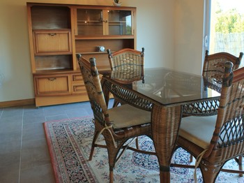 La salle à manger avec vue sur la campagne