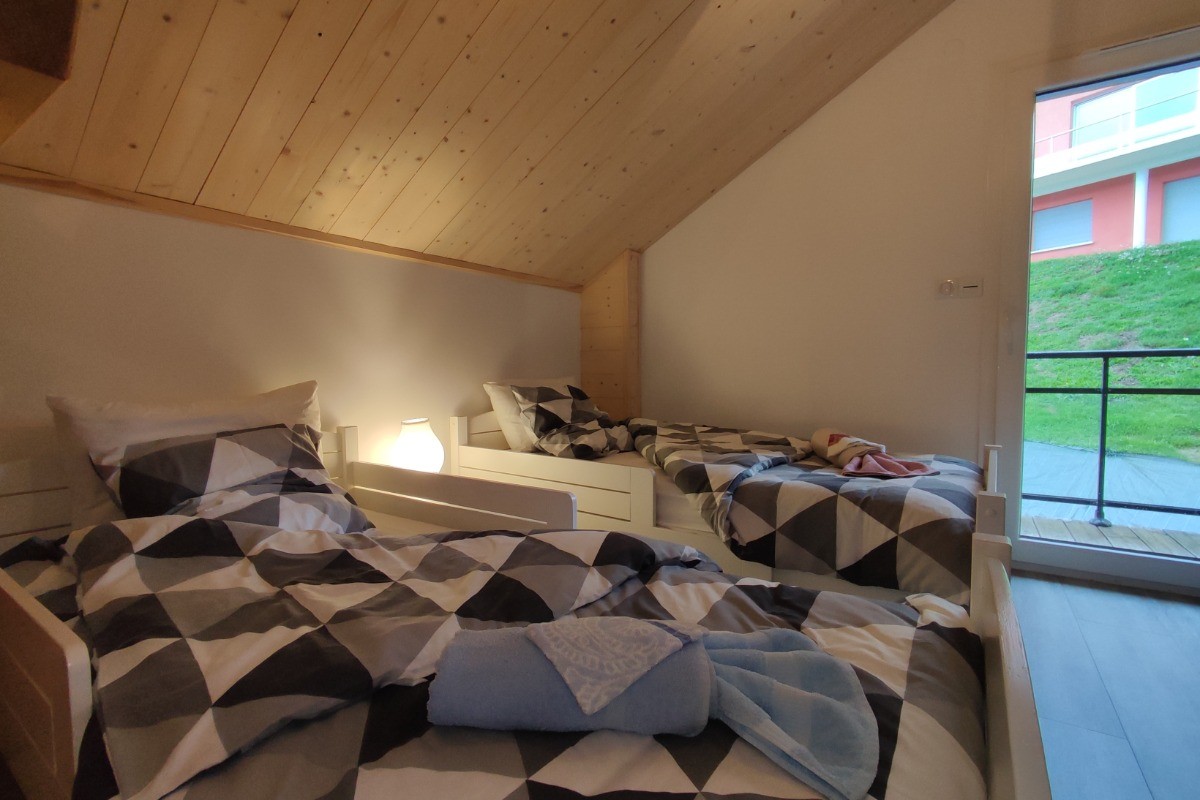 Chambre Mezzanine 2 Lits  90/190 espace pour les enfants jeux pour les tout petits, jeux de sociétés pour les grands, porte fenêtre donnant sur le balcon.
