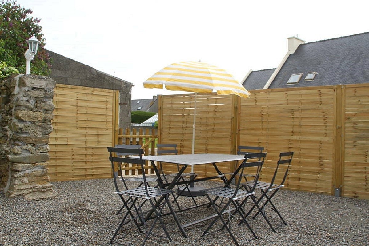 extérieur avec salon de jardin