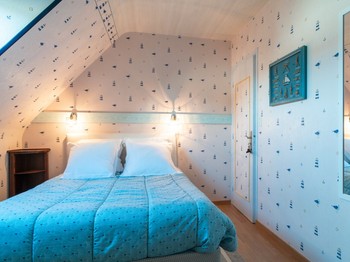 Etage: Chambre n°3 avec lit 140 et bureau