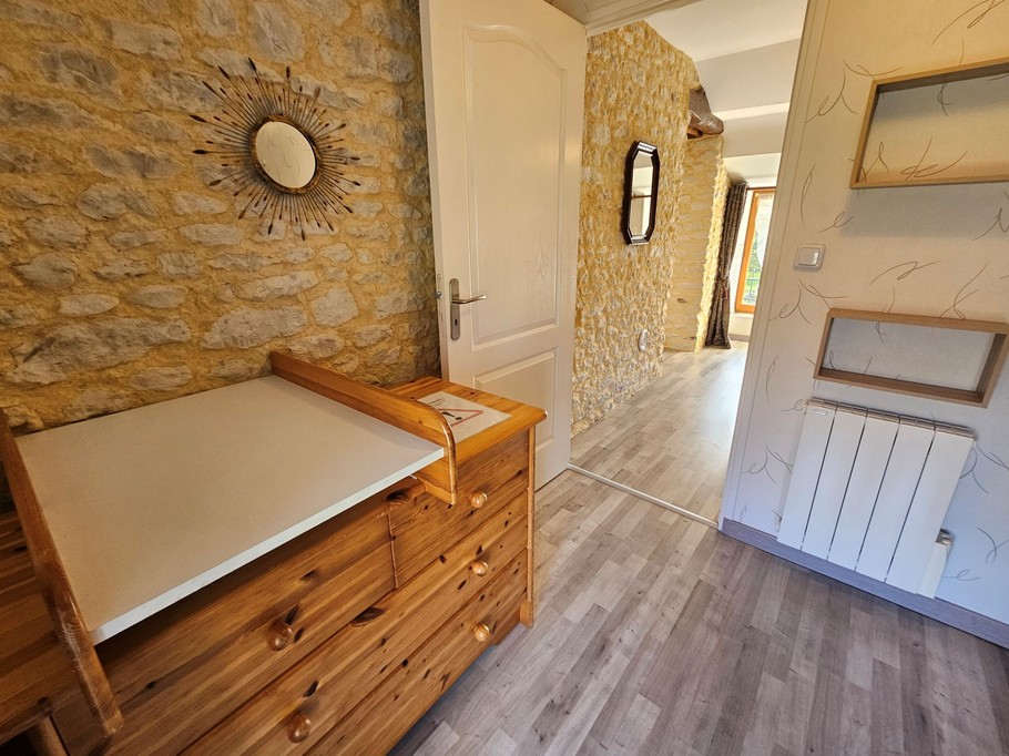 Chambre des enfants en enfilade avec une commode et Table à Langer, à côté de la chambre des parents