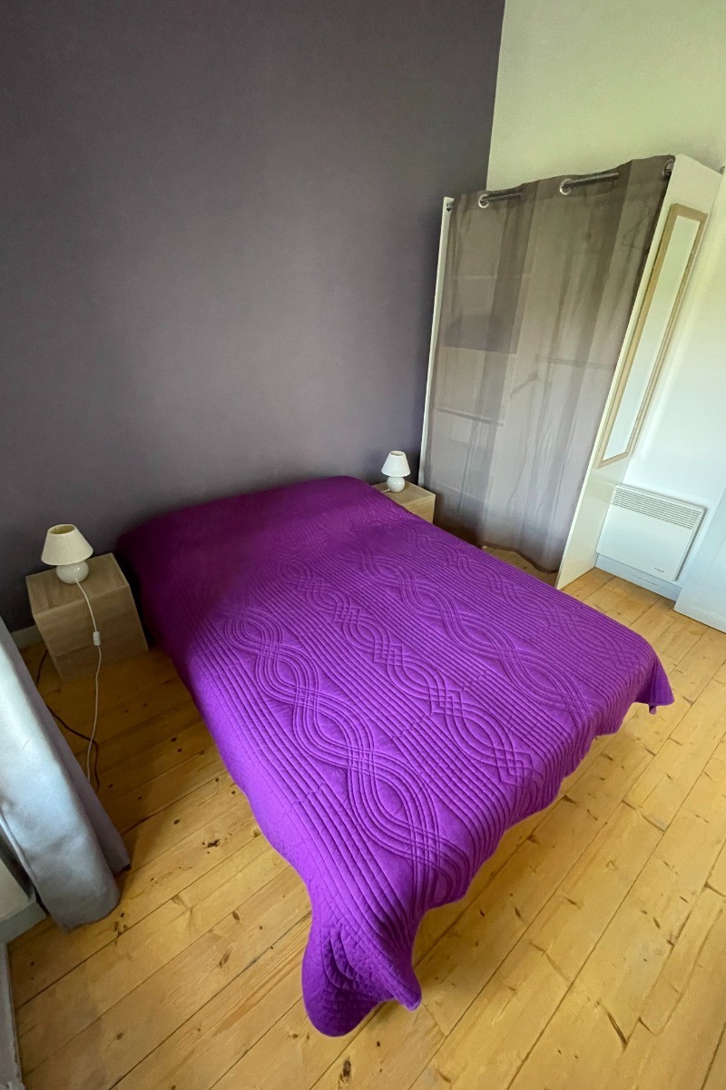 chambre avec lit double et penderie