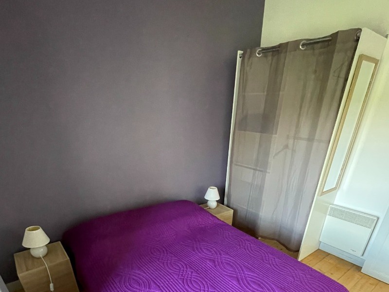 chambre avec lit double et penderie