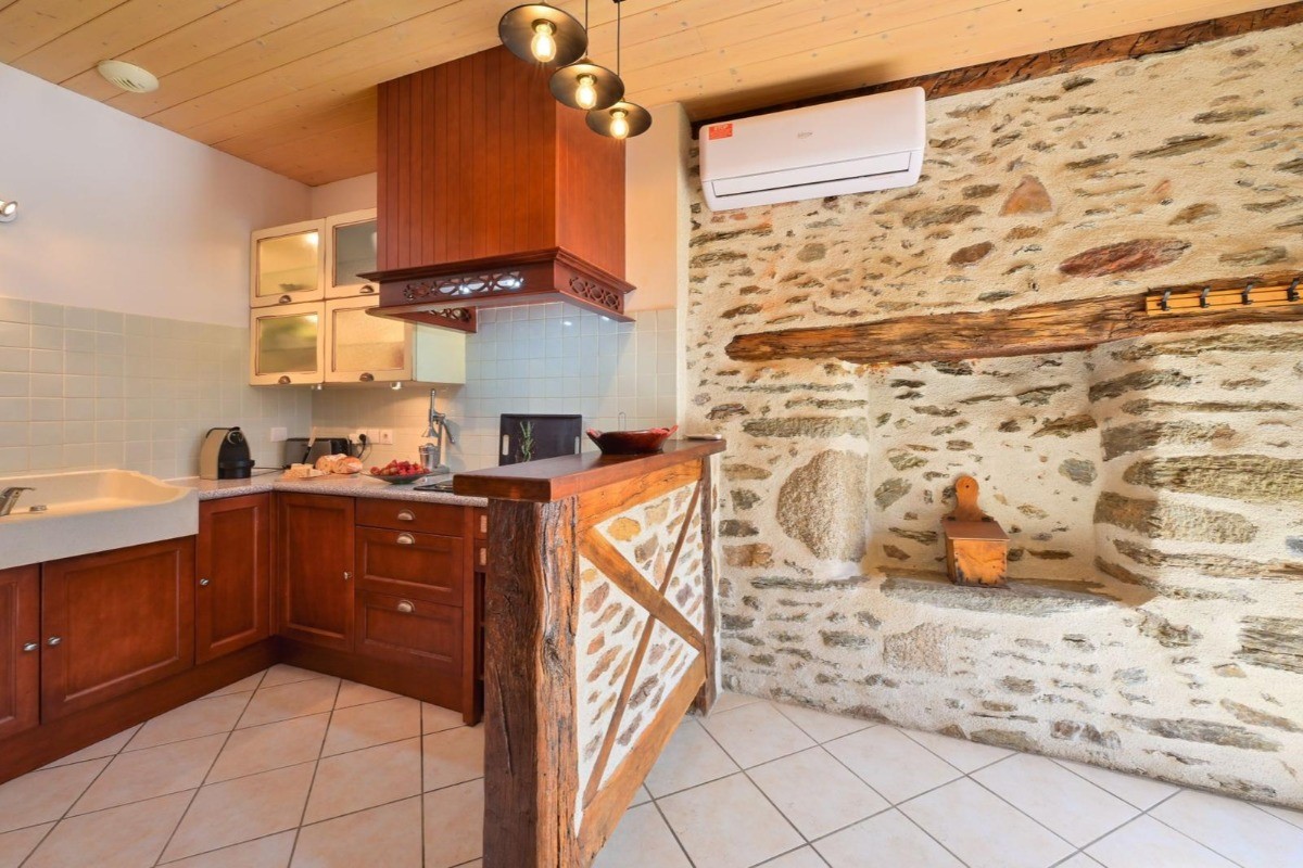 Cuisine entièrement équipée du gîte à Leynhac, parfaite pour des repas conviviaux
