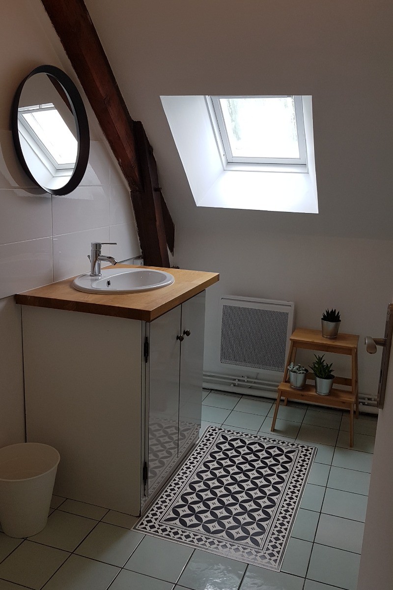 La salle d'eau au 1er étage attenante à la chambre avec douche et lave linge  - Le cellier d'Halouze