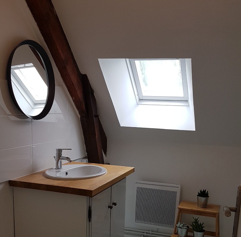 La salle d'eau au 1er étage attenante à la chambre avec douche et lave linge - Le cellier d'Halouze