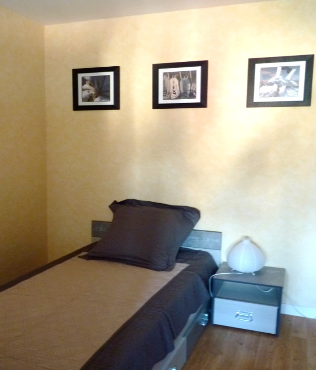 Chambre indépendante pour 2 personnes (2 lits 90 cm) avec rangements, penderie et coin bureau.