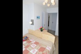 room with beds close together for a 180° bed