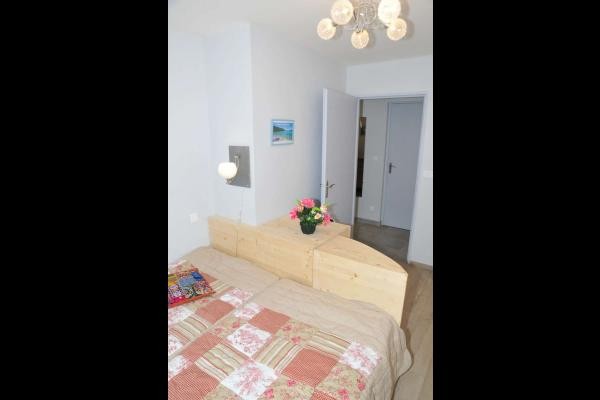 room with beds close together for a 180° bed