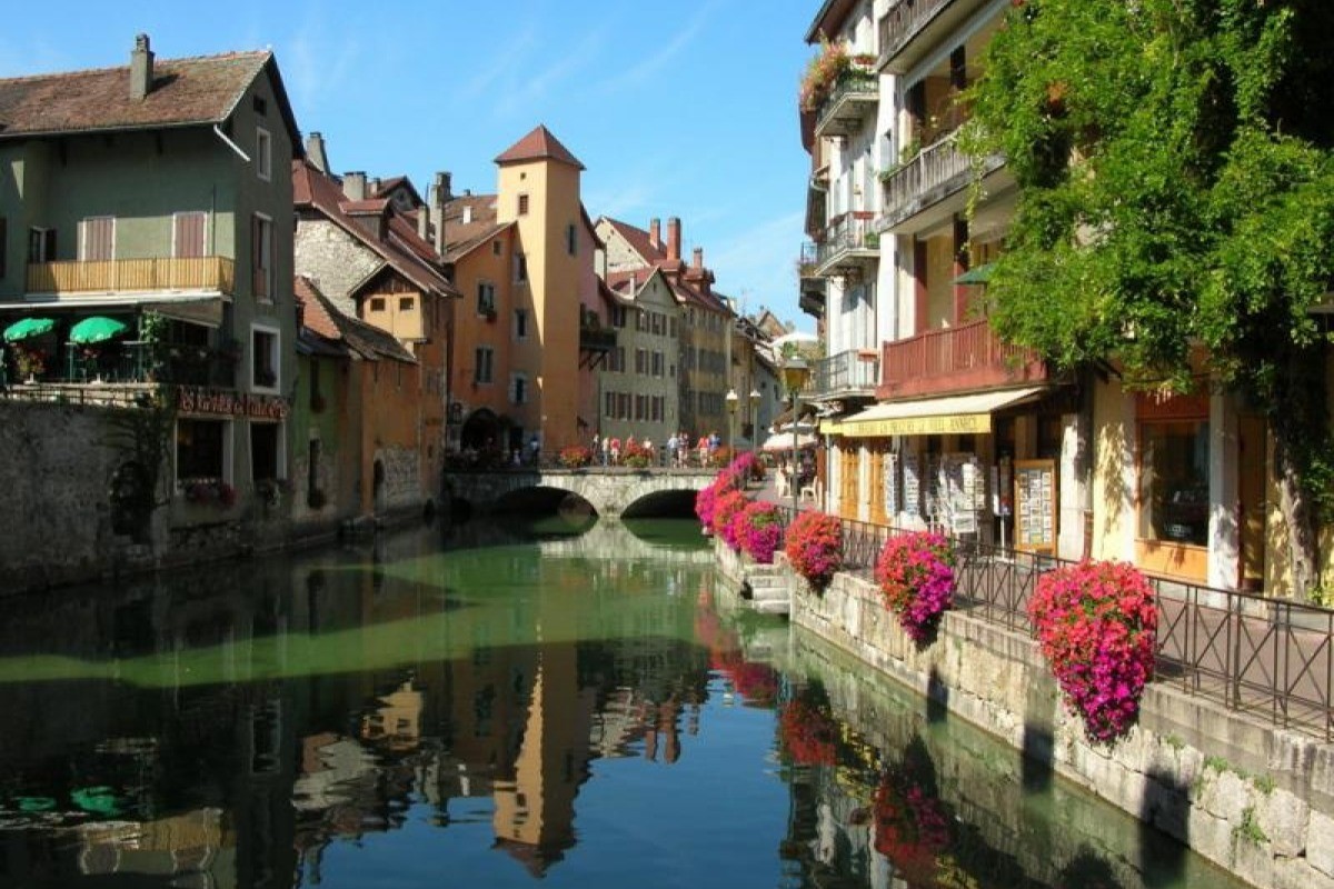 Annecy 1 h 20 min away...
