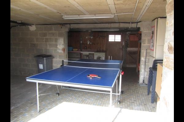 Le garage vous permet de faire des parties de ping-pong.