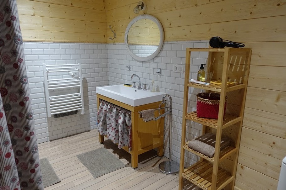 La salle d'eau avec grande douche