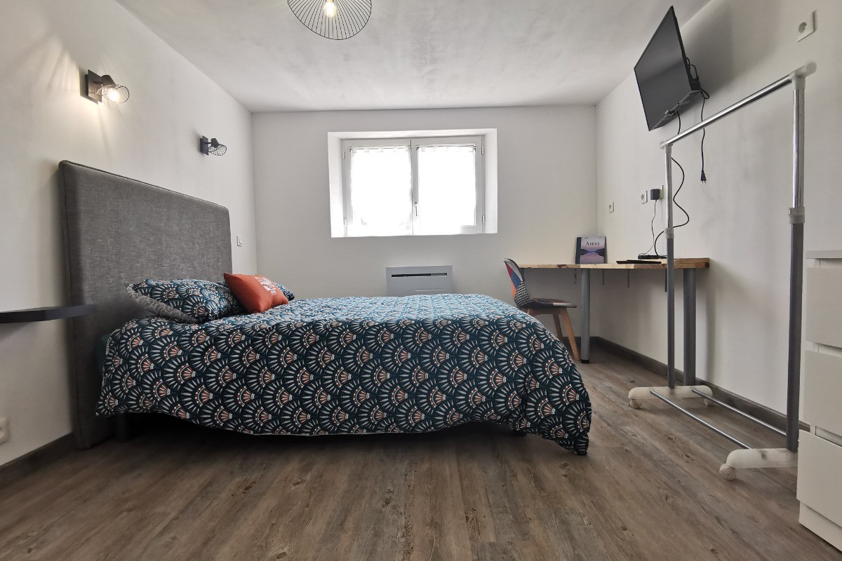 Chambre avec lit 140, TV et bureau