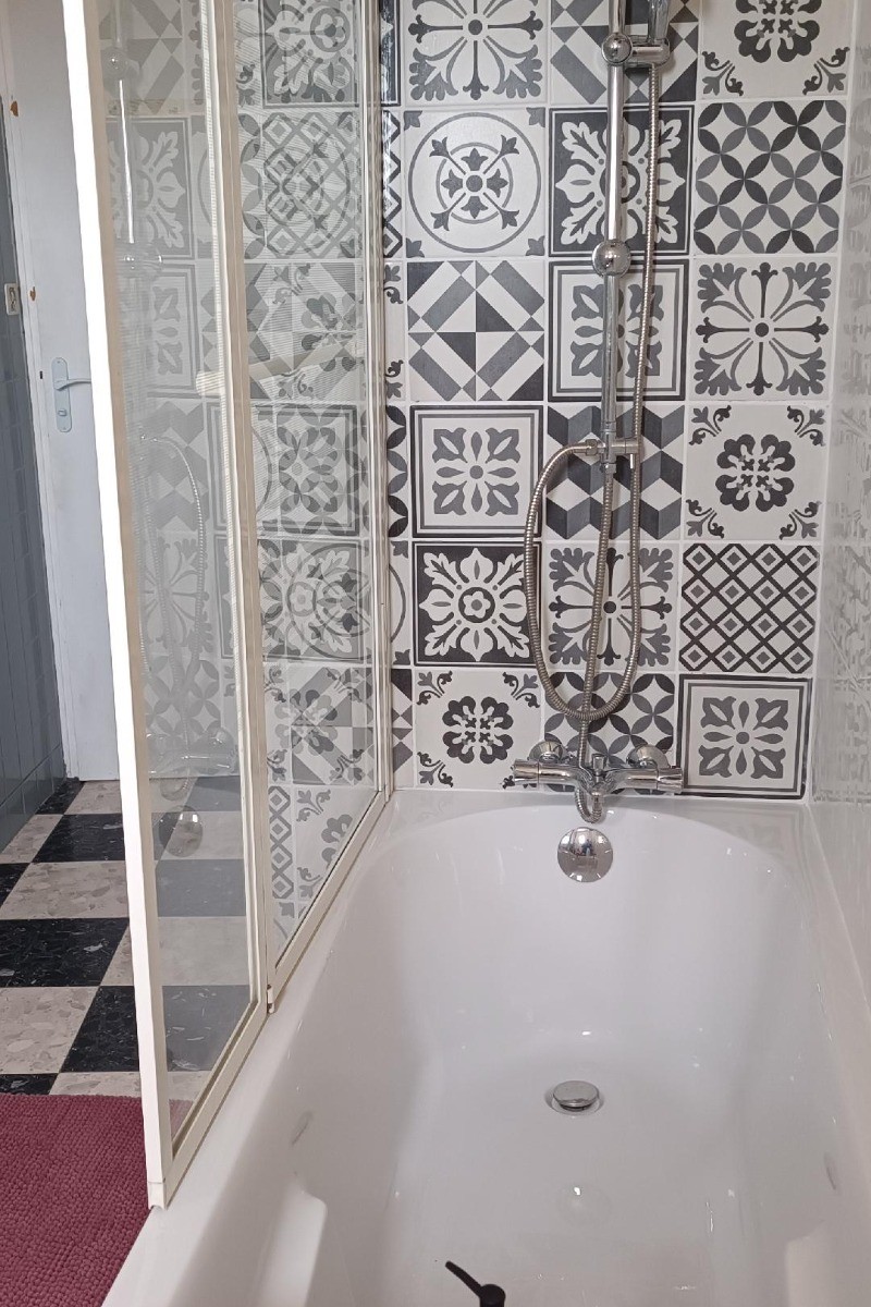 Salle de bain avec baignoire