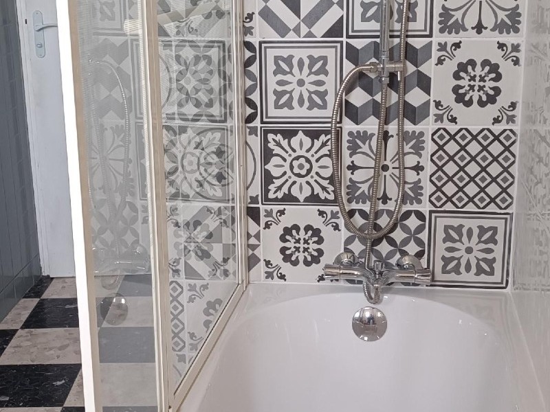 Salle de bain avec baignoire