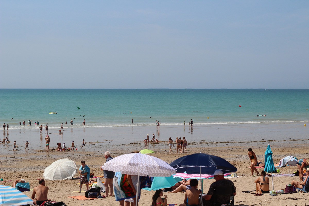 Plage de Carolles à 2km