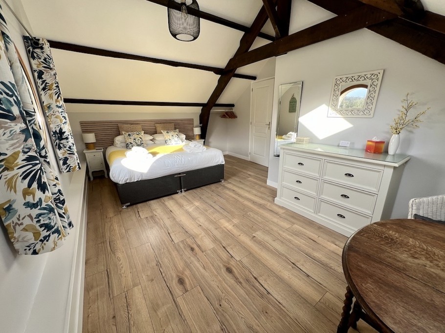 Master bedroom with king-size bed 180 x 200