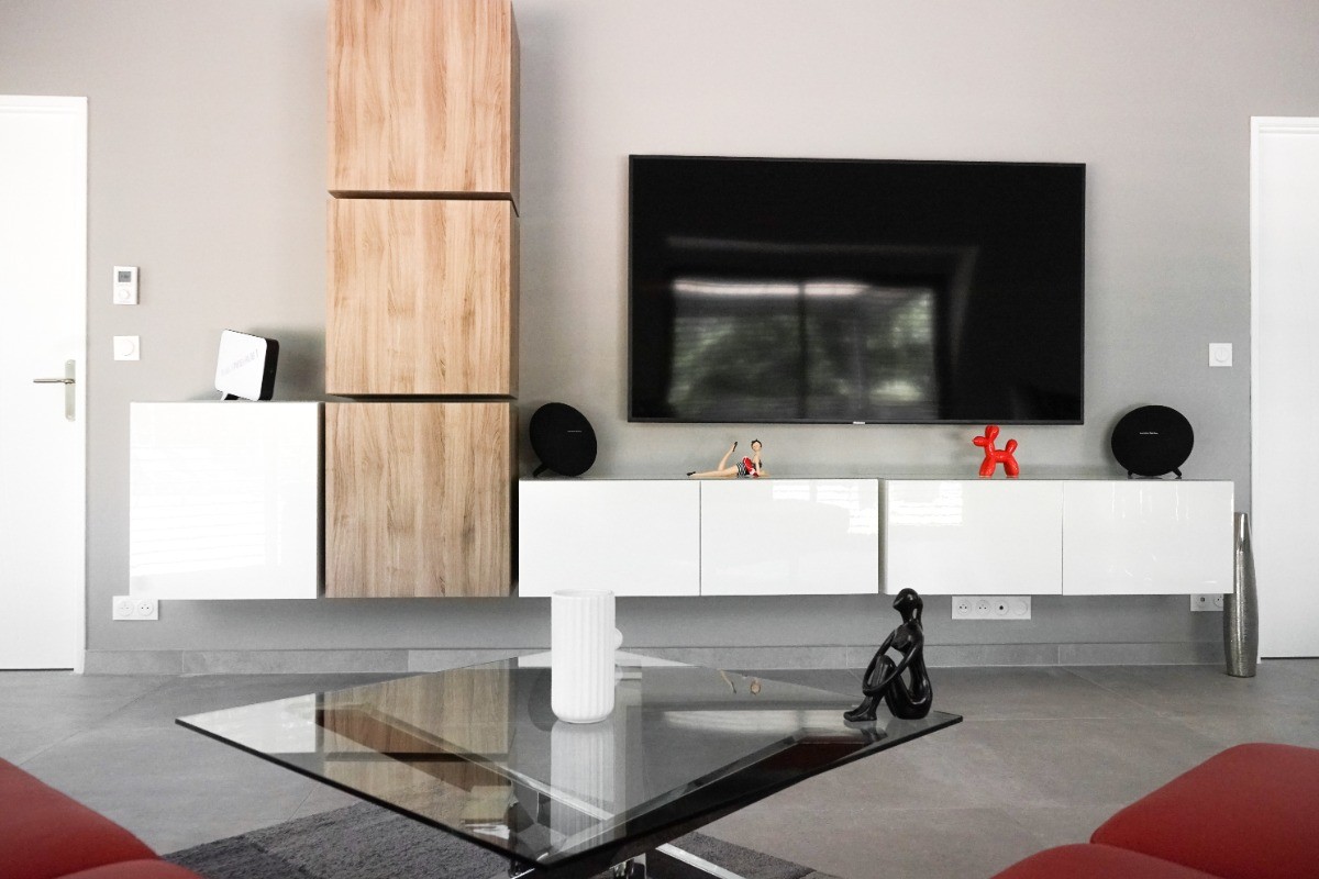 Un téléviseur 4k 189cm et des enceintes sans fil Harman-Kardon pour les audiophiles