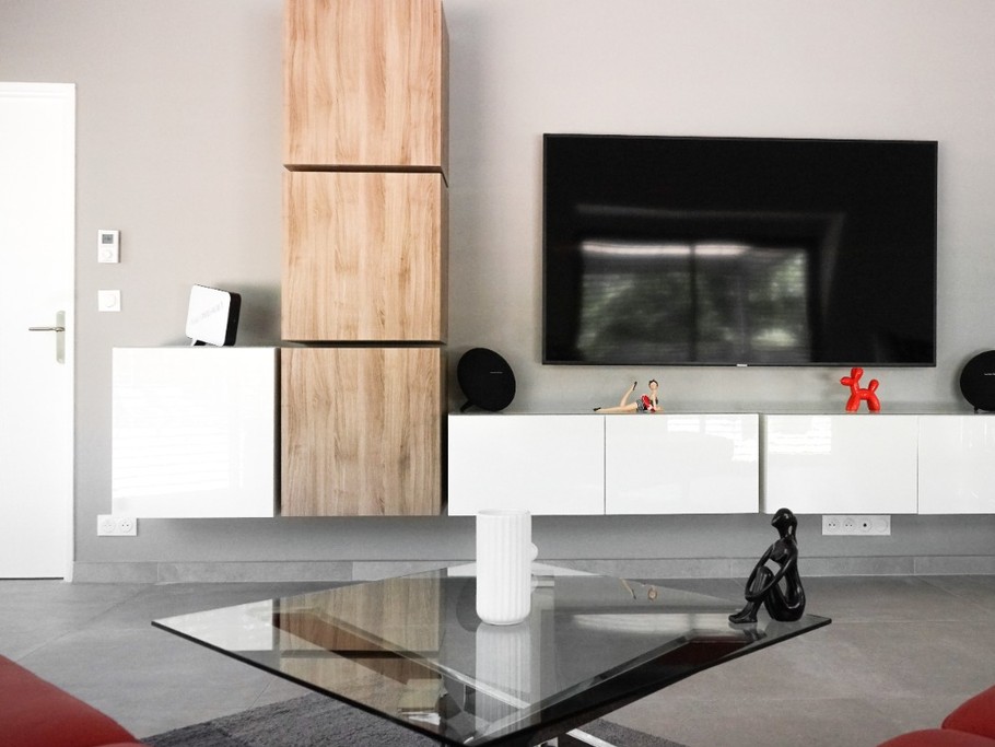 Un téléviseur 4k 189cm et des enceintes sans fil Harman-Kardon pour les audiophiles