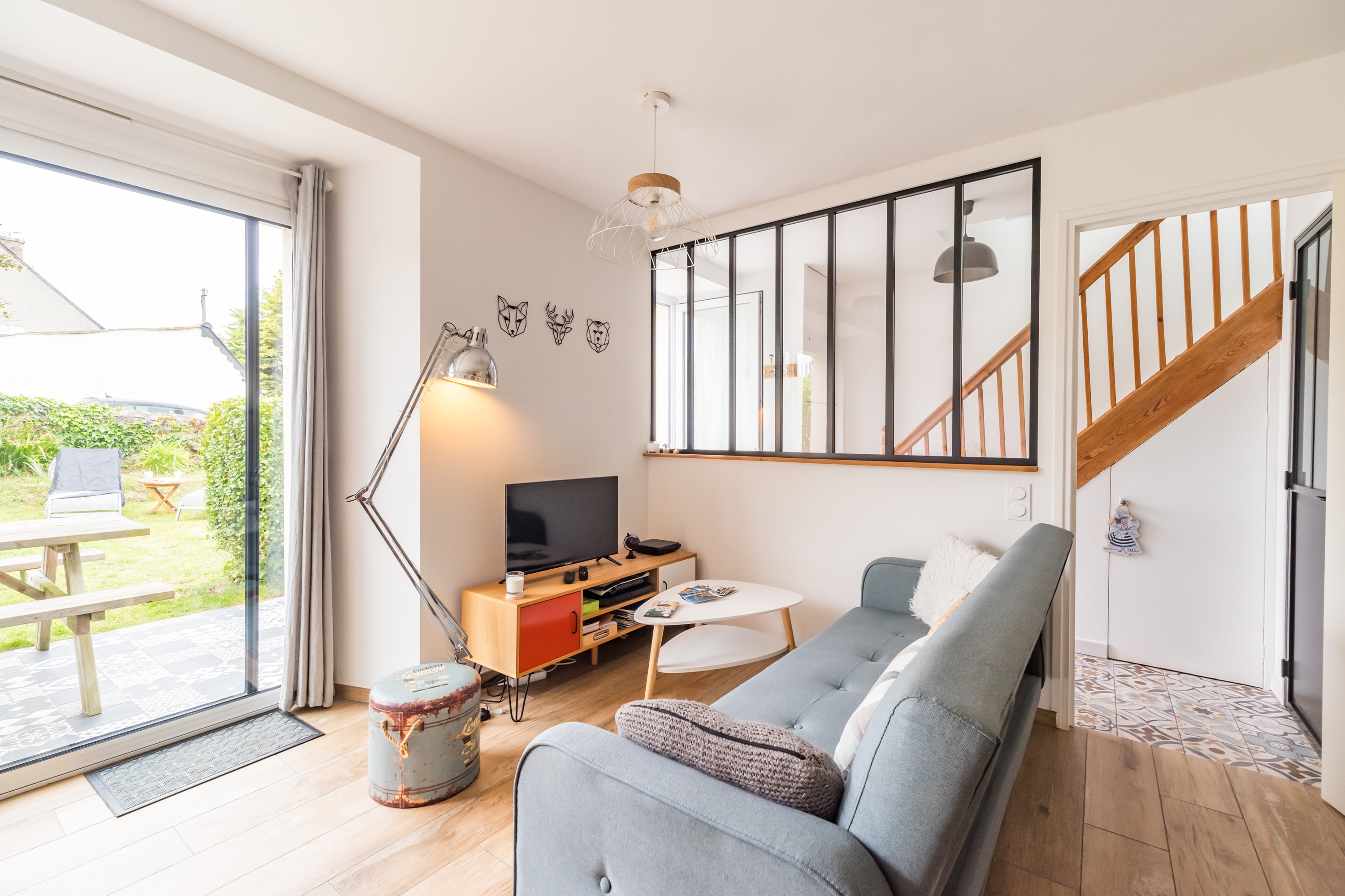 TROADEC holiday rentals in Clévacances, Trévou-Tréguignec and Trestel: ground-floor living room and kitchen