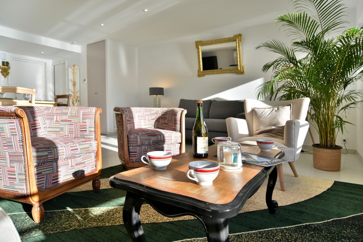 Pièce de vie très lumineuse vue mer, avec coin cuisine, coin salon et coin séjour (appartement au 1er étage en front de mer au Port de la Houle à Cancale)