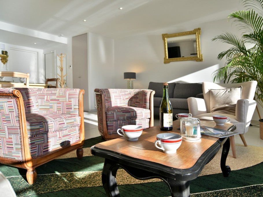 Pièce de vie très lumineuse vue mer, avec coin cuisine, coin salon et coin séjour (appartement au 1er étage en front de mer au Port de la Houle à Cancale)