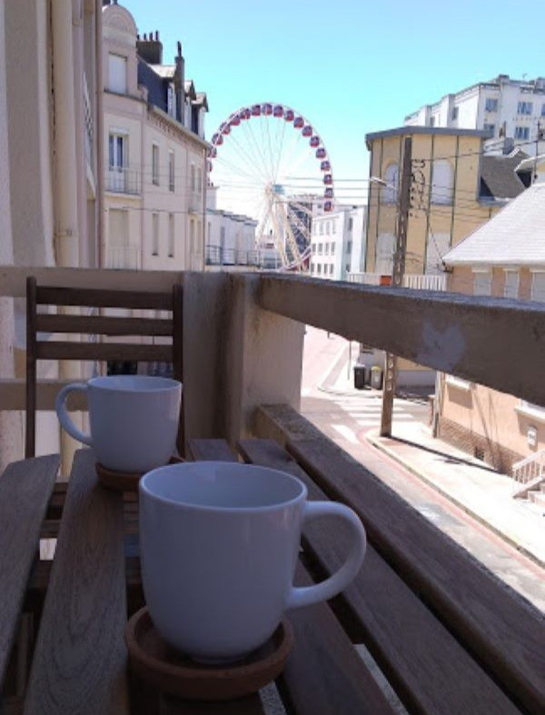 Le balcon est petit mais bien agréable