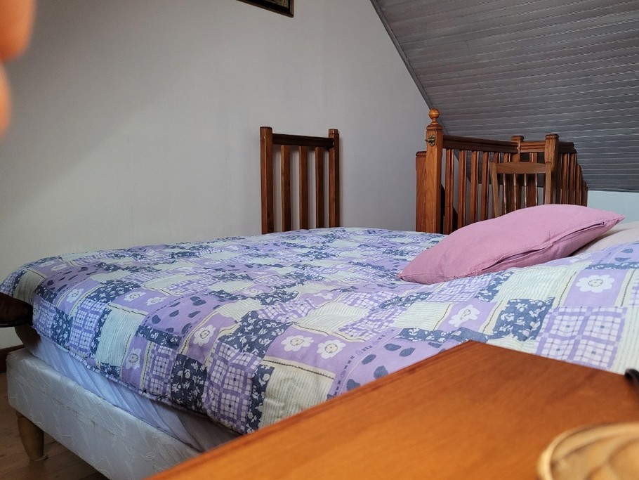 Chambre-sous-toit-espace-mezzanine-espace au dessus salon-lit-double-Location-Clévacances-Paimpol-Hery-Meron