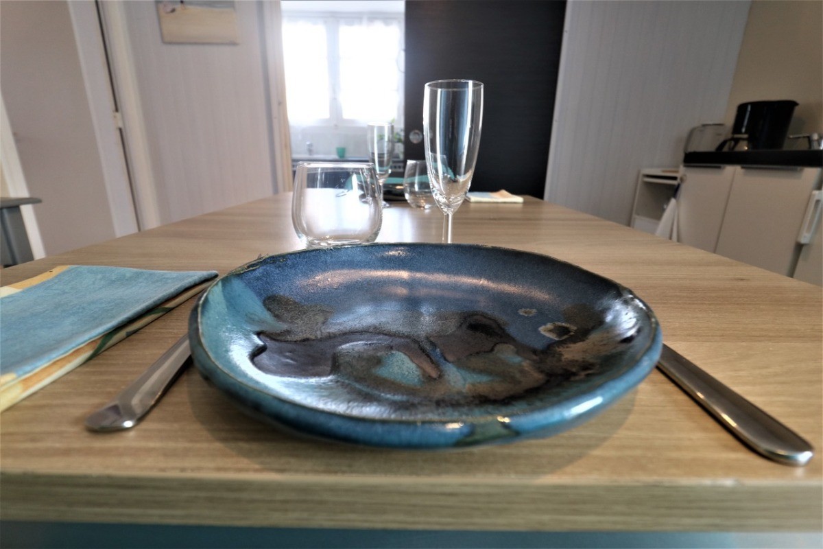 Location de vacances, 2 personnes, LANTIC, Vaisselle artisanale réalisée par mes soins
