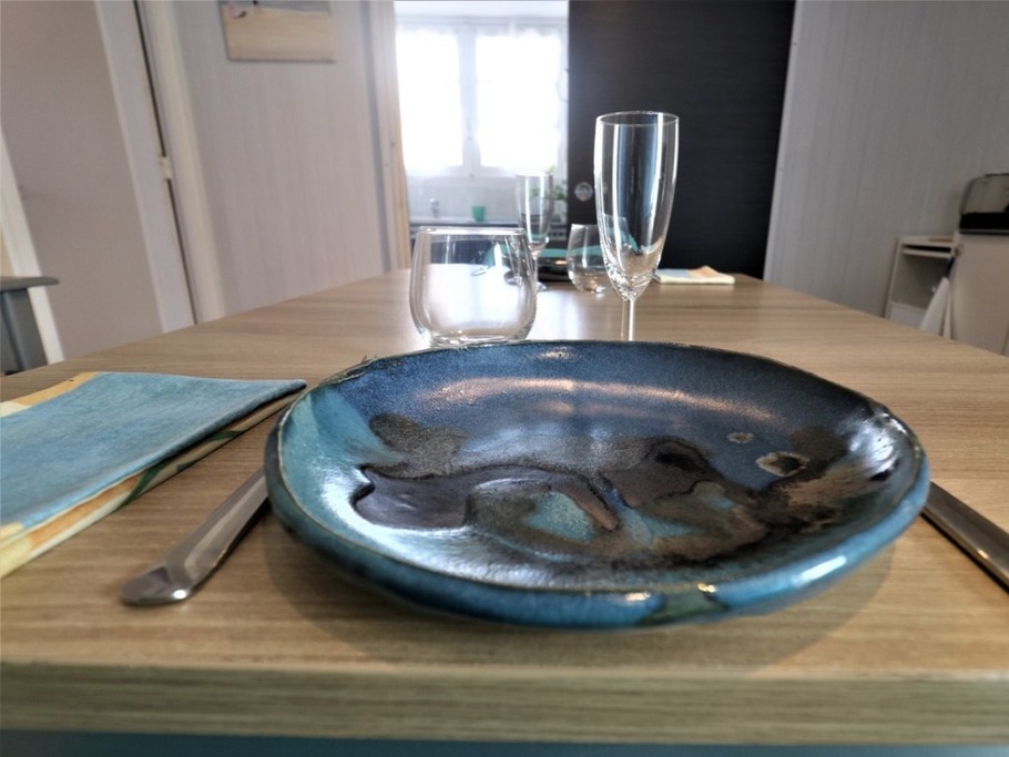Location de vacances, 2 personnes, LANTIC, Vaisselle artisanale réalisée par mes soins