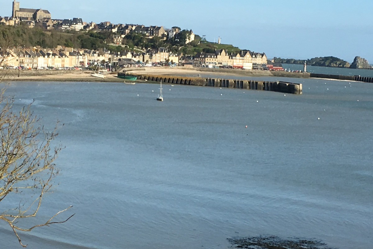 Arrivée sur CANCALE et le Port de La Houle avec commerces.