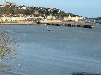 Arrivée sur CANCALE et le Port de La Houle avec commerces.