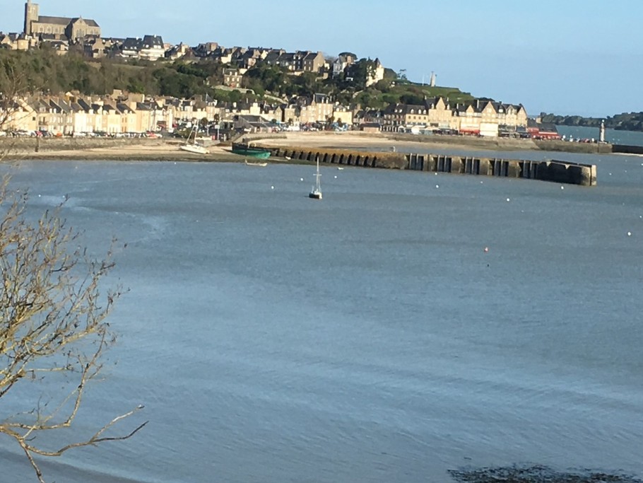 Arrivée sur CANCALE et le Port de La Houle avec commerces.