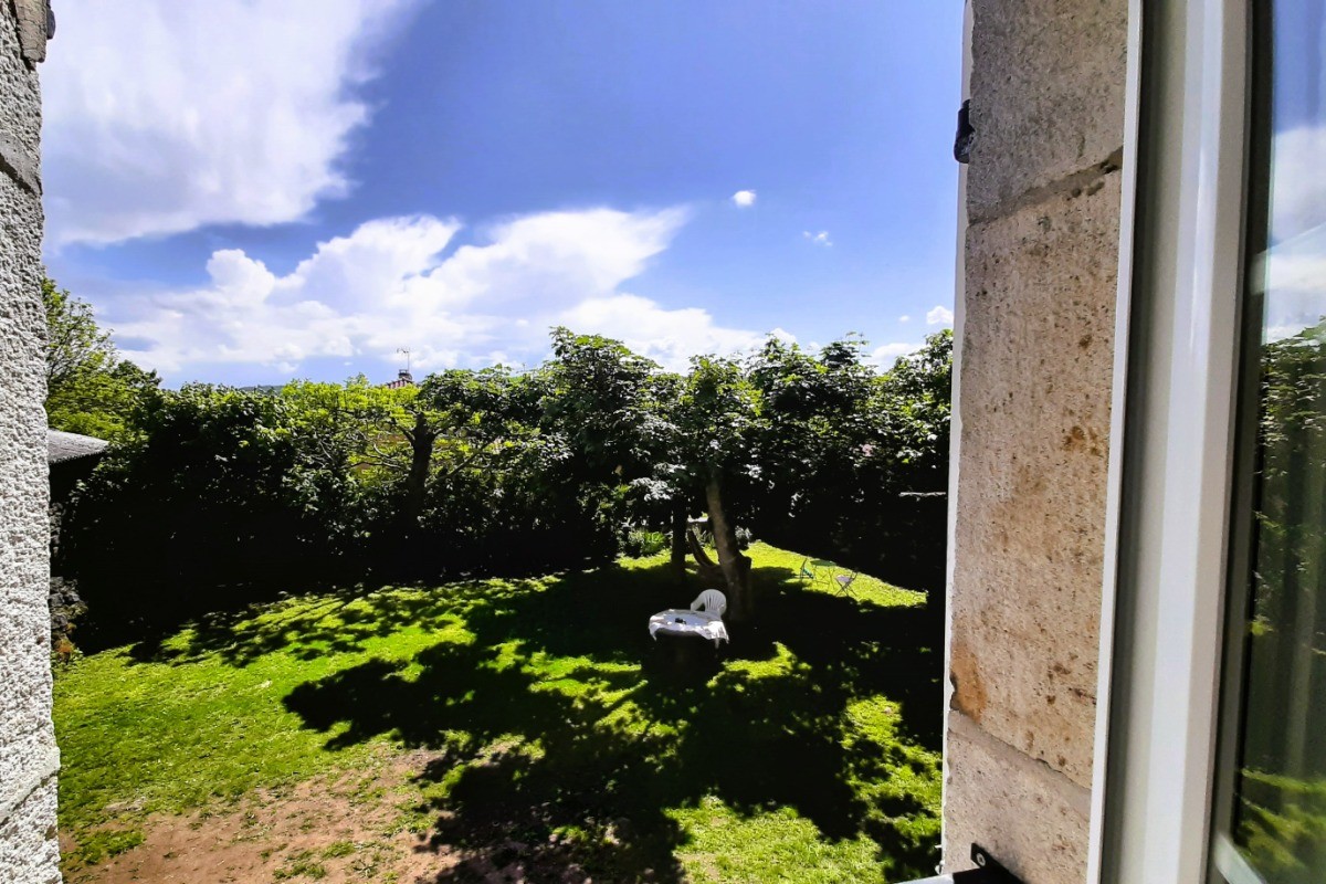 Vue sur le jardin clos et arboré !