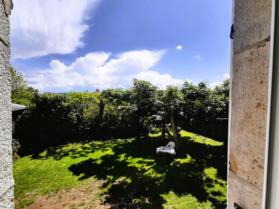 Vue sur le jardin clos et arboré !