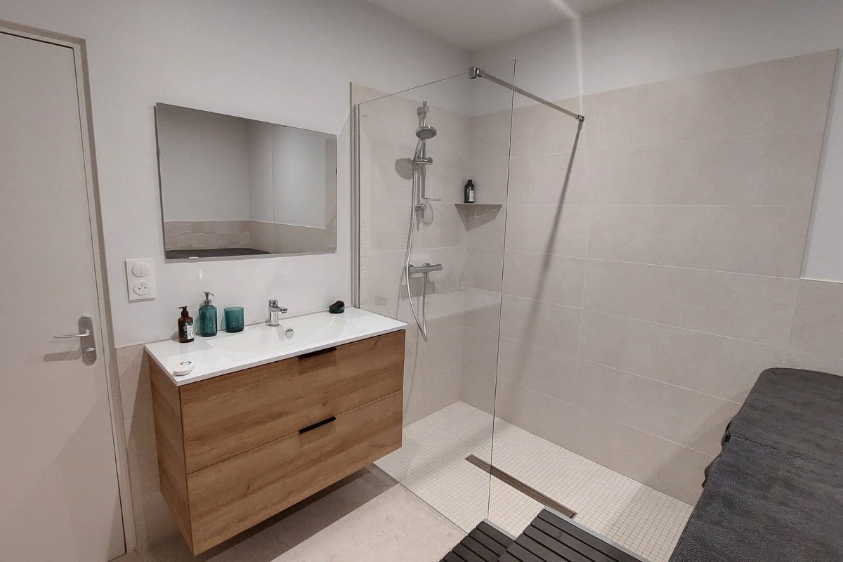 Salle d'eau moderne avec grande douche à l'italienne et vasque design