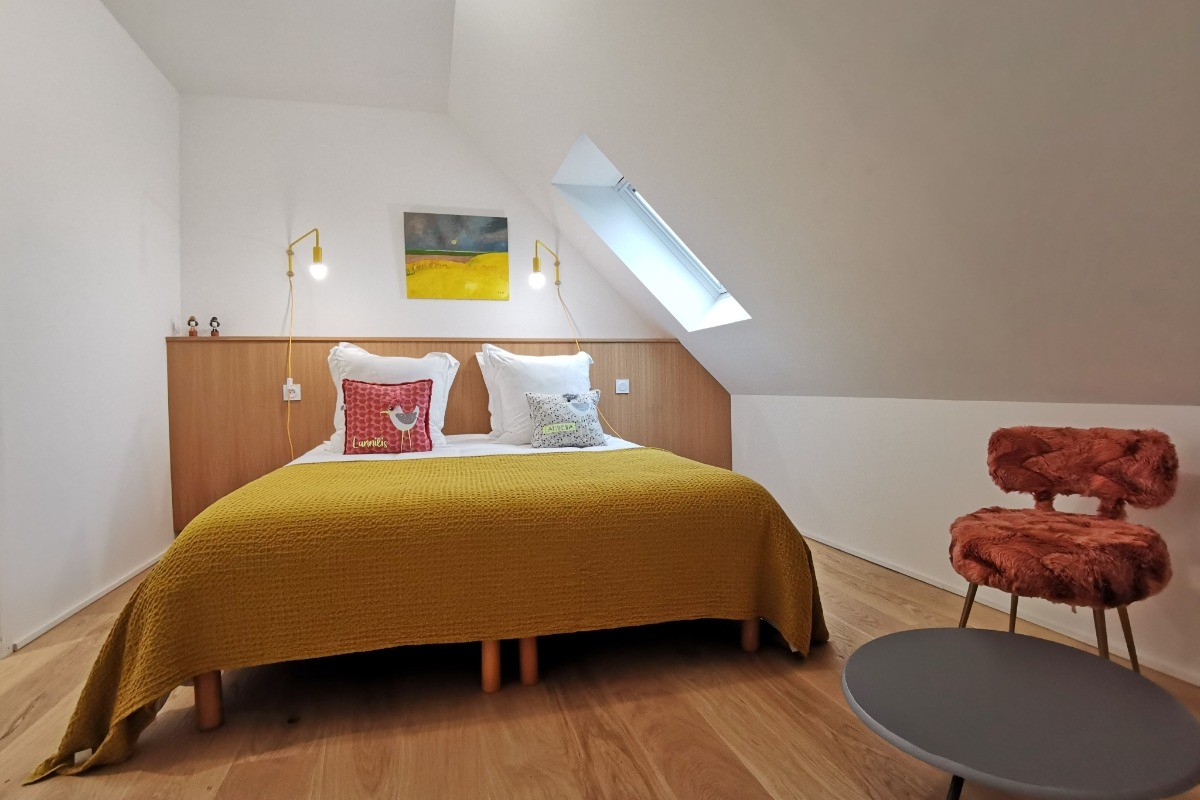 Etage: Chambre 2 avec lit 160 et TV et salle d'eau privative et WC