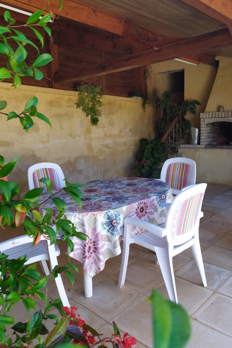 Terrasse couverte avec barbecue