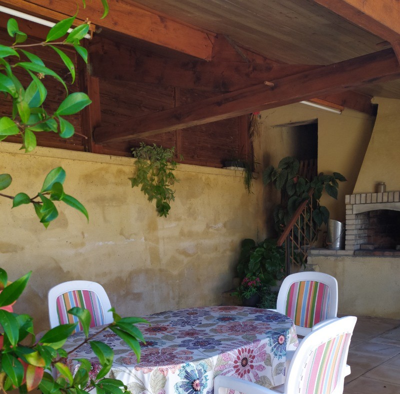 Terrasse couverte avec barbecue