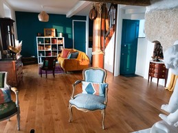 Grande pièce de vie avec 2 salons, un poêle à bois, un séjour dans la véranda vue mer.