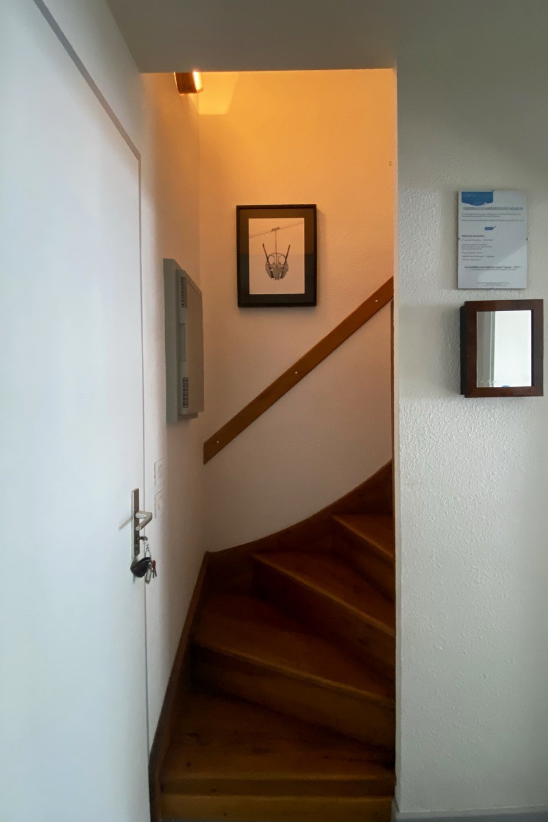 Escalier pour accéder aux chambres et salle de bain