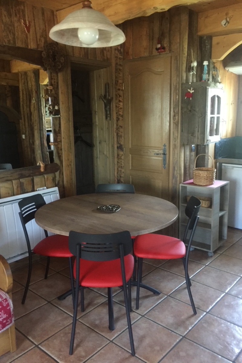 Séjour et coin repas (5éme chaise disponible)