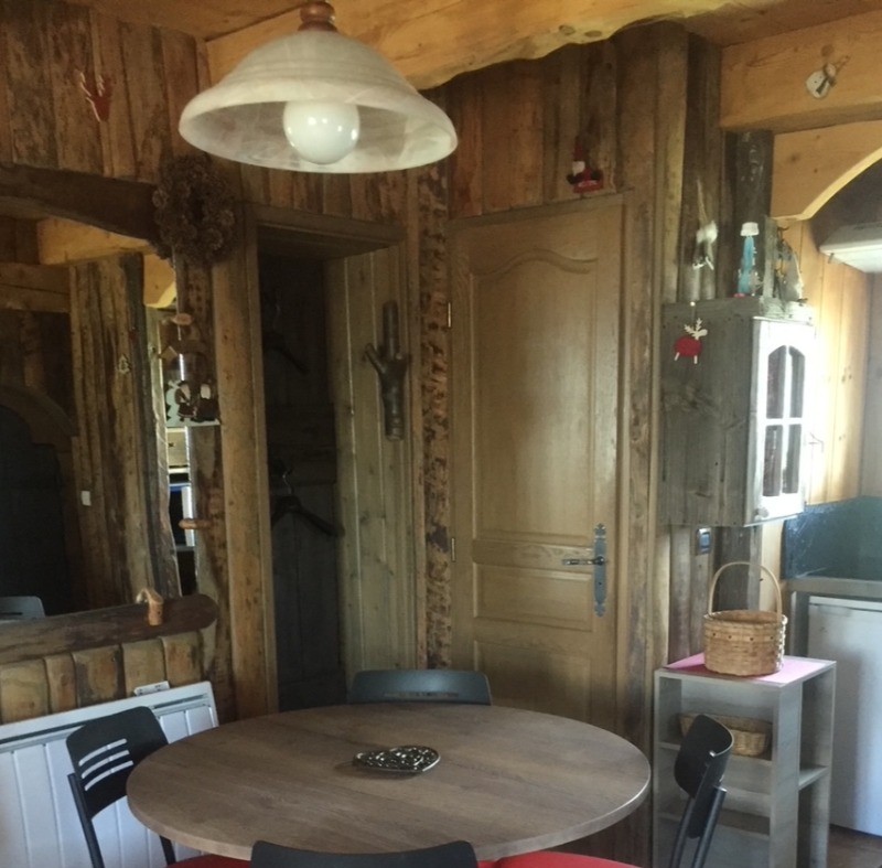 Séjour et coin repas (5éme chaise disponible)