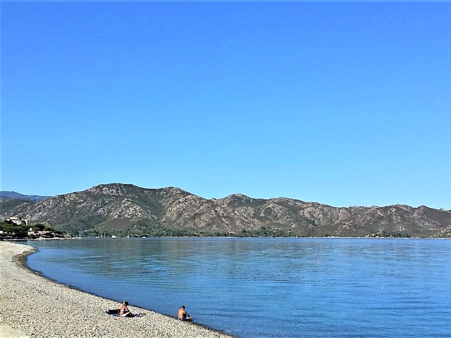 Plage de galets limpide et peu fréquenté en face de la résidence.