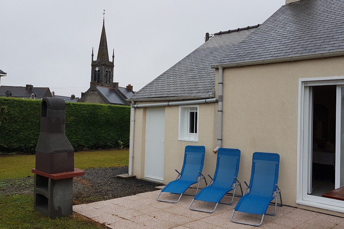 Sur la terrasse et la vue sur l'église du bourg de Vildé-la-Marine
