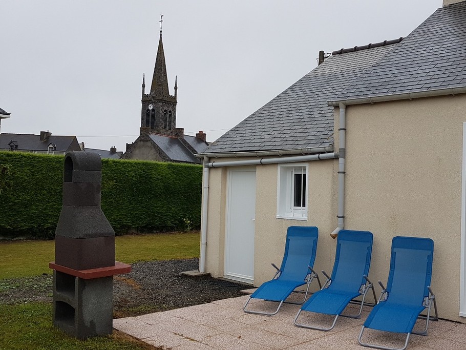 Sur la terrasse et la vue sur l'église du bourg de Vildé-la-Marine