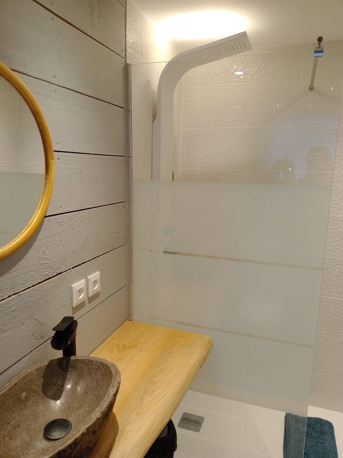 First floor: shower room